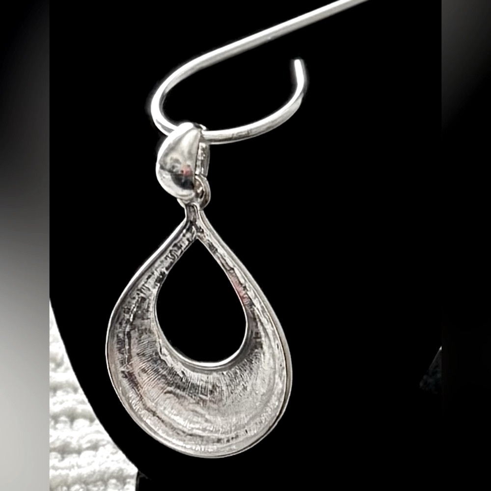 Elegant Silver Tone Teardrop Pendant Necklace - Picture 4 of 10